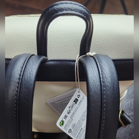 Hedwig Harry Potter Loungefly Backpack - Picture 4 of 11